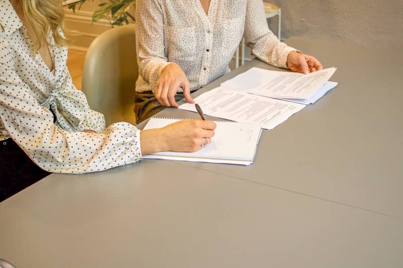 En oficina estudiando los títulos de propiedad